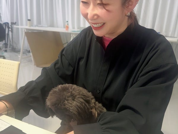 看板犬といっしょにパシャリ。犬と猫が大好きです。