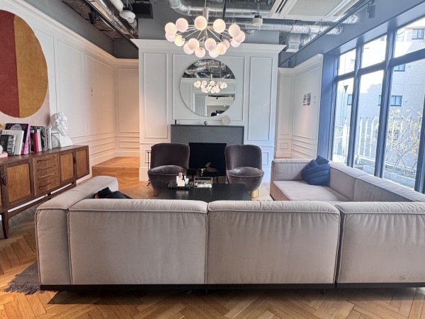 11月から移転しますので写真が古いです。最寄り駅は、表参道か外苑前駅になります。