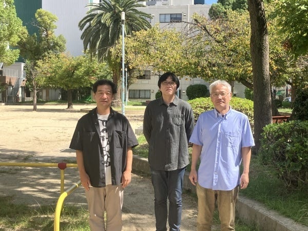 制作部のメンバーです。一緒に働けることを楽しみにしています！会社前の公園にて撮影しました。春は桜がとっても綺麗なんですよ。