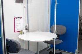 面接場所です。パーテーションもあり感染対策バッチリです！