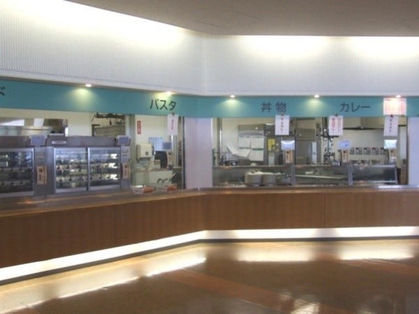 事業場内には大きな食堂があり、毎日豊富なメニューを楽しむことができます！