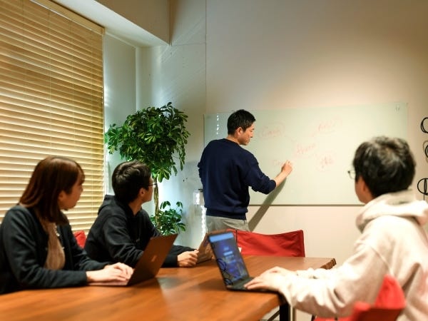 オフィスは内装にもこだわっています！所内図書の貸出も自由！（ビジネス書など）