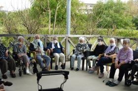 テラスでのレクレーション風景です。