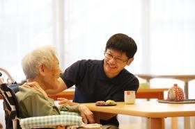 利用者に寄り添う介護を実践します。