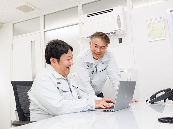 仕事で困っている人がいれば、自然と互いに助け合う。そんなやさしい雰囲気の会社です。