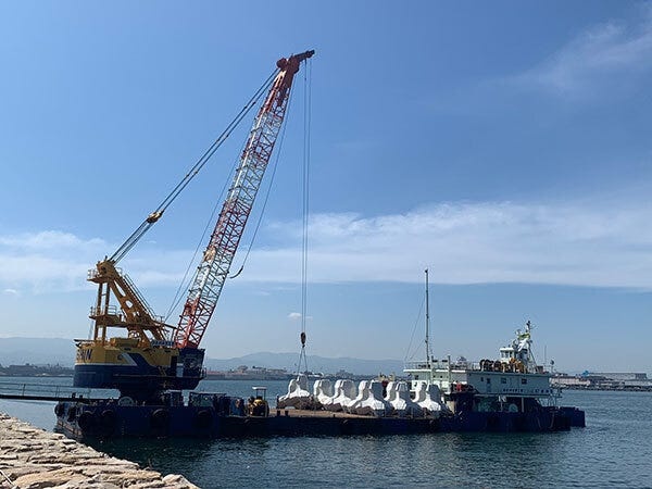 人工島を作る際の土砂や石は、海の環境に影響しづらいものを選定。海を守ることに貢献します。