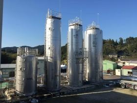 鴨川工場にあるサイロタンクです。大きい物で高さ１５ｍあります