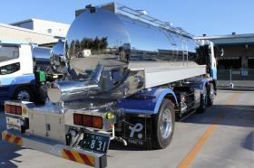 タンクローリーです。周りの風景も反射するほど綺麗です