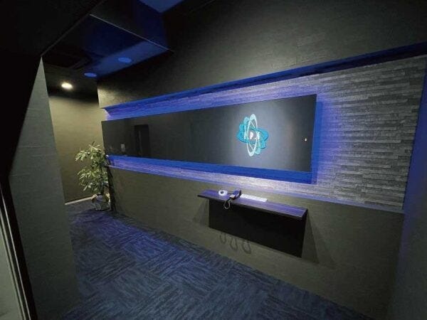 お客様に好評を頂いている、スタイリッシュなエントランスでお迎えいたします。