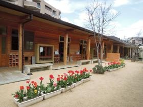 アトリオとねやまこども園の園舎と中庭