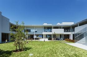 アトリオみなみおかこども園の園舎と園庭