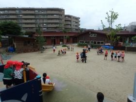 アトリオとねやまこども園の広い園庭