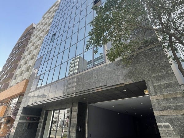 ビルの外観です。このビルの2階になります。