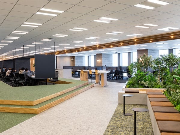 3週間に1回、席替えを実施。部署を超えた交流が生まれ、アイディアが活性化するオフィスです♪