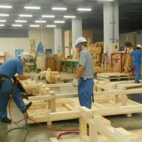 大きな土台を製作する時はチームで相談しながら作業します