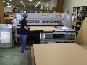 段ボール包装重量機（ＡＧＭ）を使った段ボールの加工作業