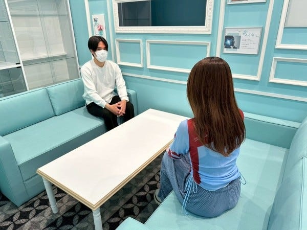 一次面接は、写真のような明るく落ち着いた雰囲気のオフィス（又はオンライン）で行います。リラックスして受けて下さい！フランクに対応いたします！