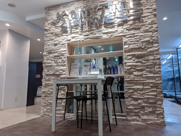 フロントスタッフ・サービススタッフ（経験不問・未経験者も大歓迎）