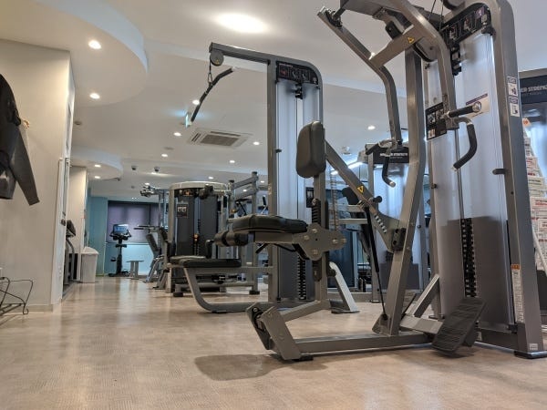 フロントスタッフ・サービススタッフ（経験不問・未経験者も大歓迎）