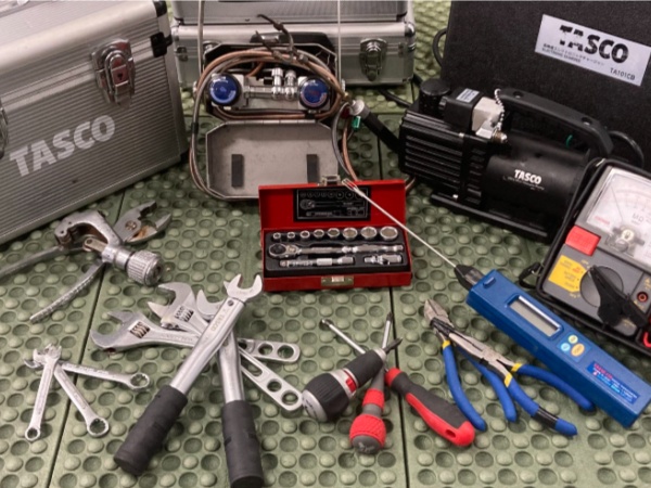 研修が終わると、会社から仕事に必要な工具と、社用車を支給されます(駐車場代支給)。これらの工具や車を使いこなして、現場で活躍してください。