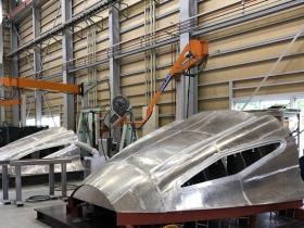 打ち出し板金で製造する北陸新幹線の「顔」