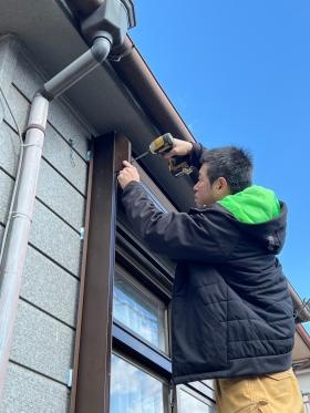 シャッター取付の施工風景です。