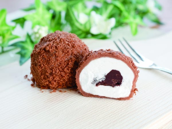 従来の和菓子にはない商品も製造しております。