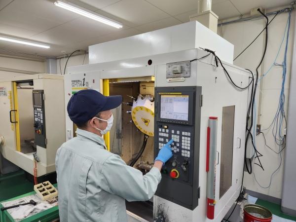 3軸、5軸マシンで切削を行っています。