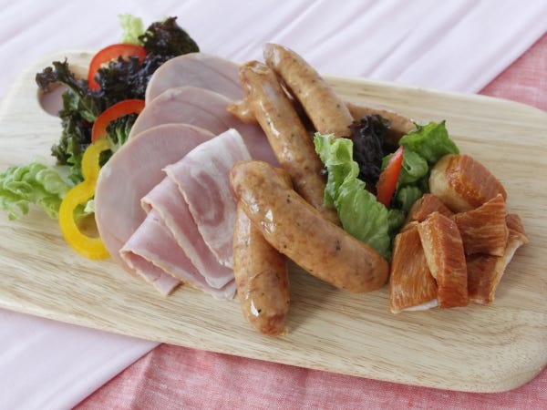 グループ会社にはハム・ソーセージ・ベーコンの製造・販売を扱う薩摩ハム(株)もあり、多くのラインナップを提供しております