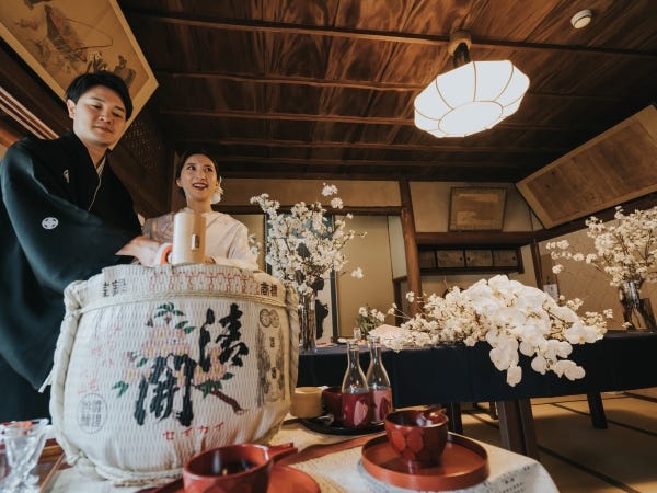 披露宴の準備も。