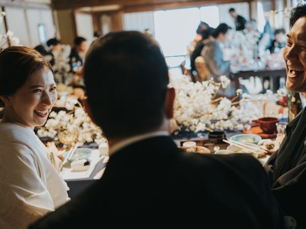 披露宴中も新郎新婦を気にかけて見守ります