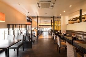 開放感のある落ち着いた雰囲気の店内