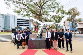 除幕式後の全社員での記念写真