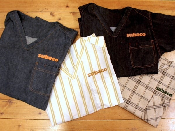 シーズンに合わせてオリジナルの制服を支給します！