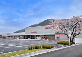 綿半ホームエイドの店舗に商品を届けています