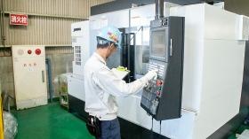 マシニングセンターのオペレーター業務の風景