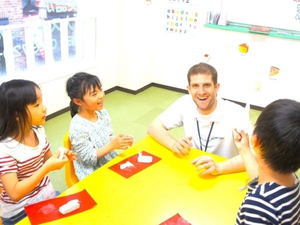 ネイティブの先生とチームを組んで取り組みます。