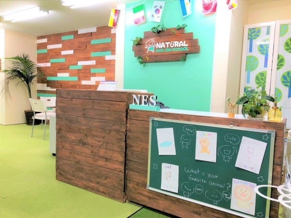 大崎校の受付です。明るい雰囲気の教室です！