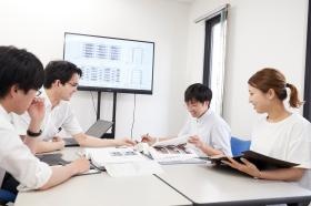 お互い支え合いながら、チームで業務を行っています。