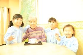 子どもたちとの定期的な交流プログラムが特徴です