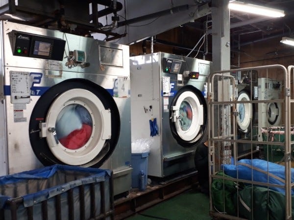 大きな水洗機は迫力があります！