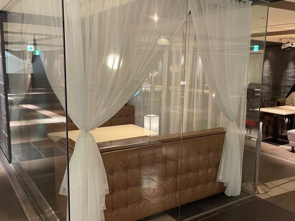 個室を店外から見るとこんな感じ。実際はカーテンを引いているので外からは見えません。