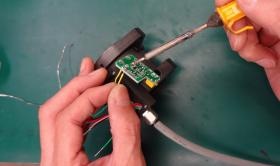 電子機器部品の組立て