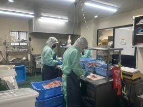 鶏肉の肉切りの様子（Ａ型就労場所）