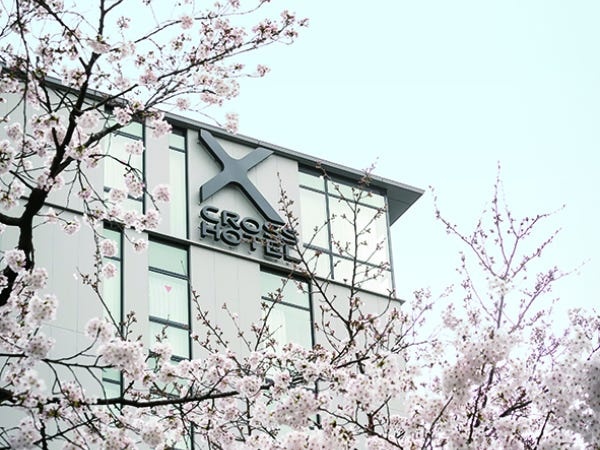 桜並木がきれいな高瀬川沿いに建つ好立地のホテルです。