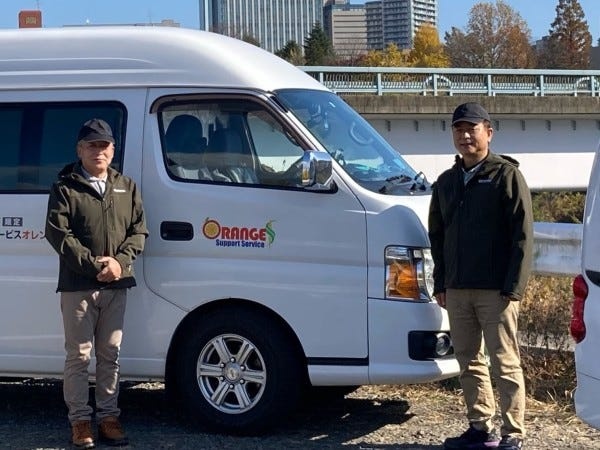 民間救急車と男性スタッフ