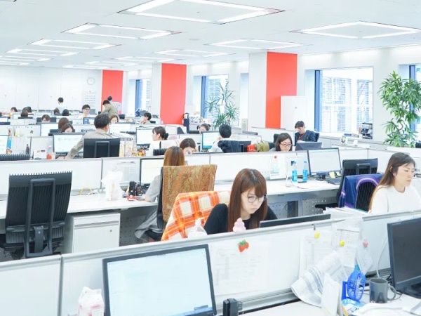 清潔感にこだわったオフィスの風景