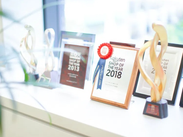 楽天市場やYahooなどで受賞した沢山のトロフィーが並んでおります