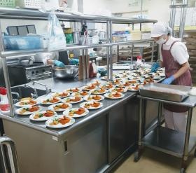 皆で協力しながら盛り付けしま～す。