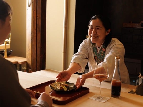 ホールスタッフ・日本料理店の接客（交通費支給あり・未経験OK）